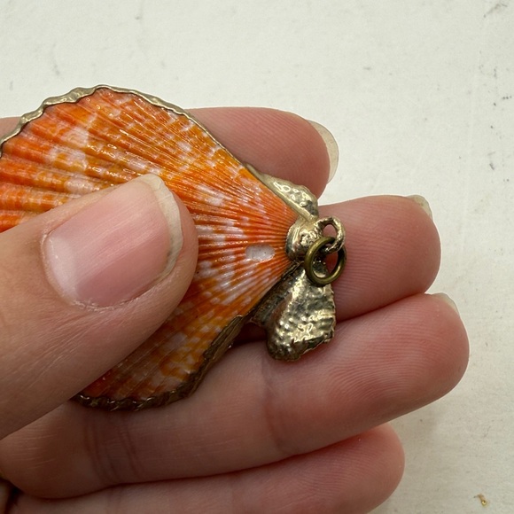 Scalloped Seashell Pendant Shell Beach Ocean Jewelry Orange Gold Tone - Picture 4 of 7